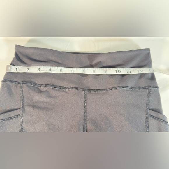 Old Navy Active Powersoft Leggings in Black. Medium - Picture 3 of 4